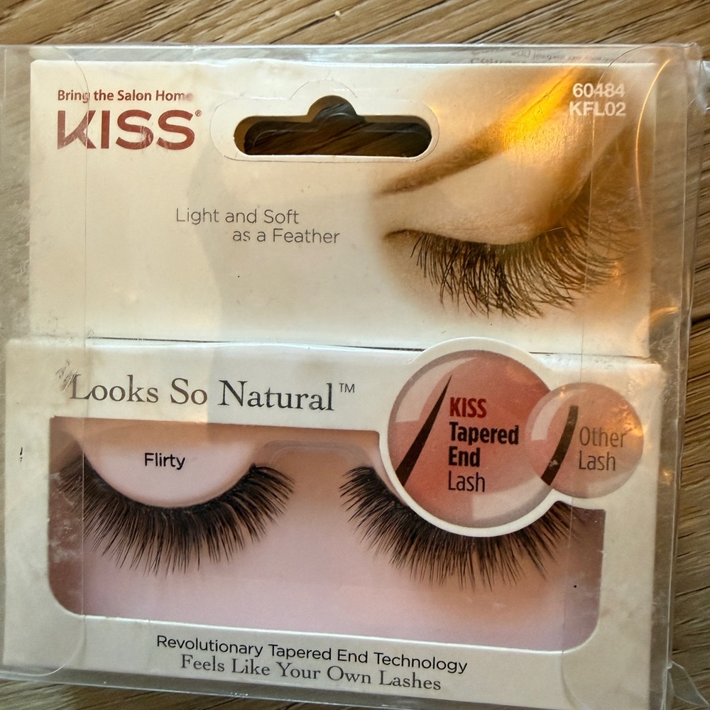 KISS Flirty Natural Lashes - Black - Picture 2 of 3